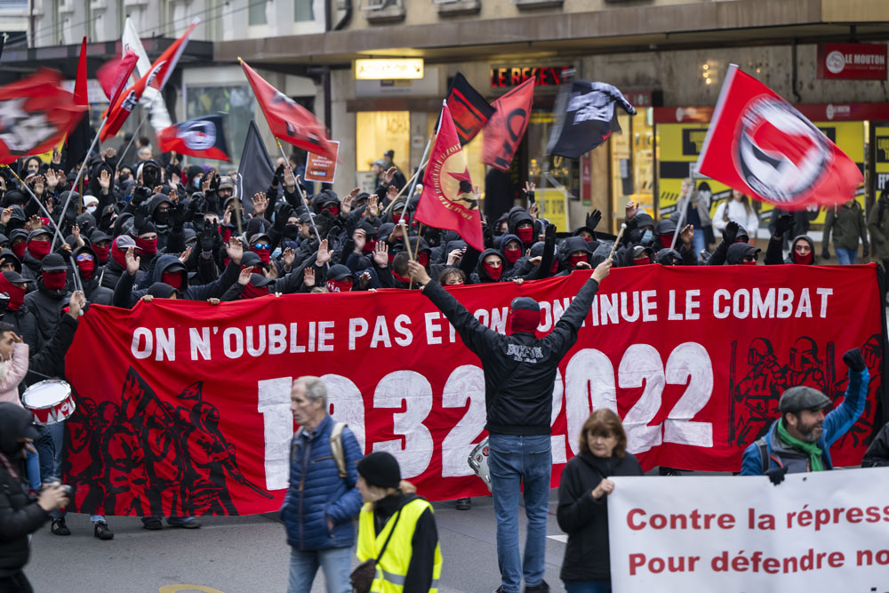 Mille Personnes Pour La Manif Antifasciste Le Courrier