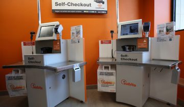 Préserver l’emploi en taxant les caisses automatiques?