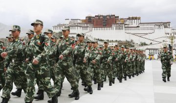 Tibétains tenus par une main de fer