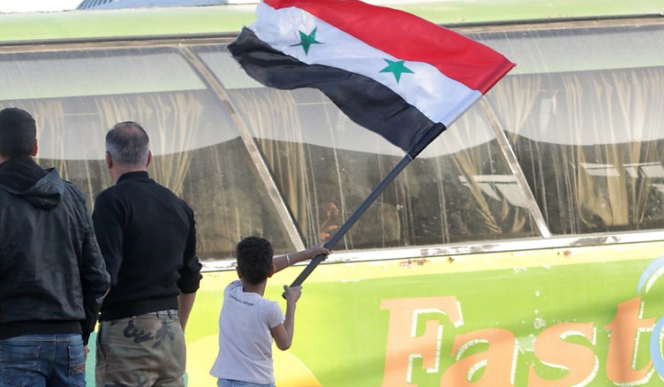 Le drapeau du régime syrien flotte sur Douma