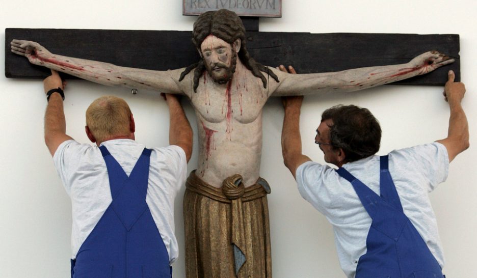 La polémique sur les crucifix fait rage