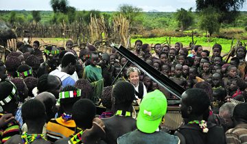 L’impossible rencontre entre un piano et des tribus africaines