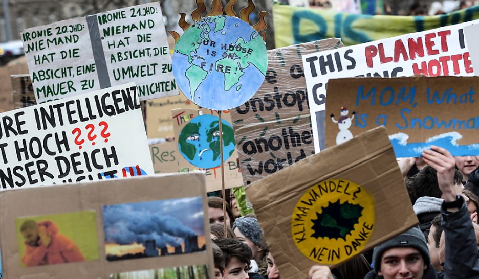 Des milliers de jeunes battent le pavé pour le climat