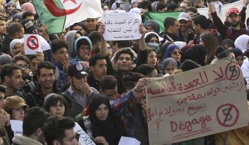 Des milliers de manifestants anti-Bouteflika