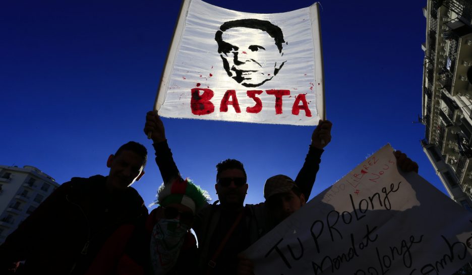L'armée exige la mise à l'écart de Bouteflika
