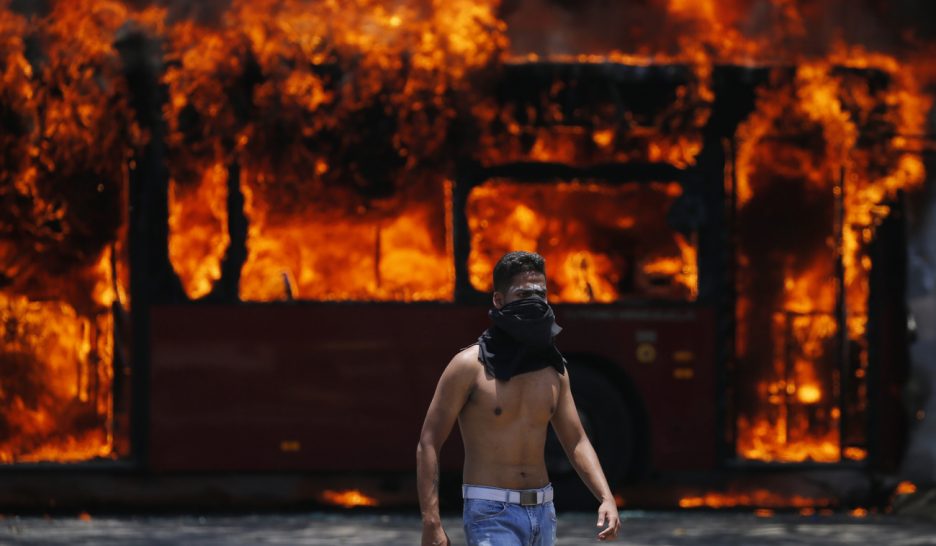 Un putsch échoue, le Venezuela s'enflamme