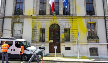 Peinture jaune sur le Consulat français