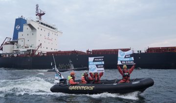 Greenpeace bloque un cargo de charbon