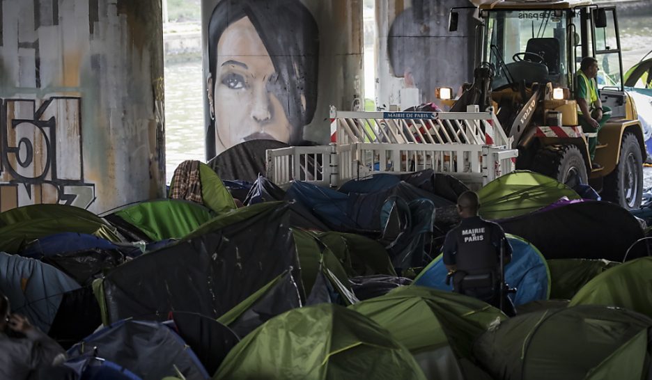 Paris évacue des camps de migrants