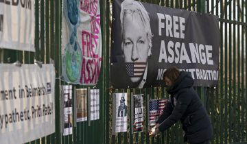 Assange dénonce son traitement en prison