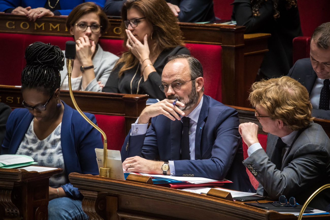 Le Gouvernement Français Face à Deux Motions De Censure - Le Courrier