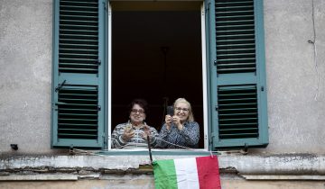 Les Italiens confinés plus longtemps
