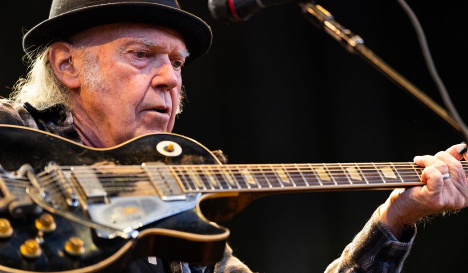 Neil Young porte plainte contre Trump