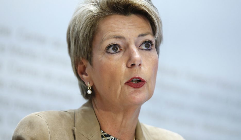 Karin Keller-Sutter au front contre l’initiative