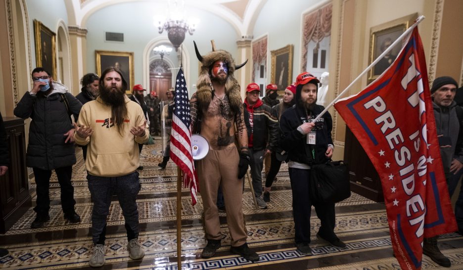 Heurts dans l'enceinte du Capitole après irruption des pro-Trump