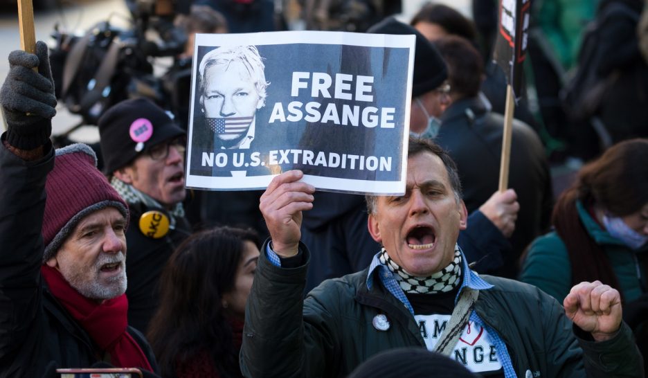 La justice britannique maintient Julian Assange en détention