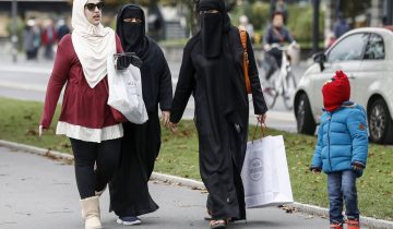 Les Suisses favorables à l'initiative anti-burqa