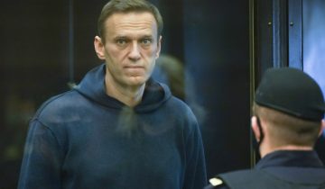 Navalny envoyé en prison pour près de trois ans