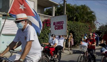 Des milliers de Cubain·es défilent contre l'embargo US