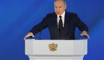 Poutine met en garde l'Occident, l'opposition dans la rue