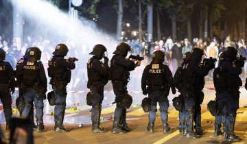 Canons à eau contre des manifestant·es à Berne