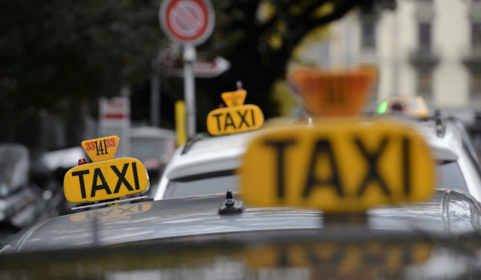 Chauffeurs de taxi et Uber défilent ensemble