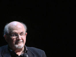 Salman Rushdie «sur la voie du rétablissement», selon son agent