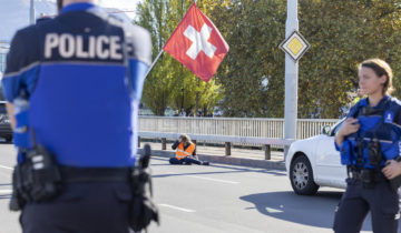 Des activistes bloquent le pont du Mont-Blanc