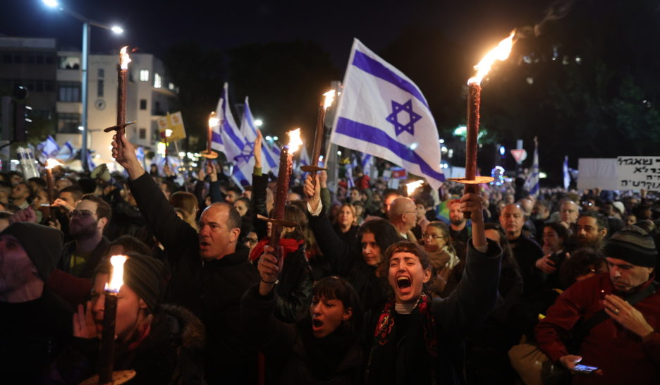Des dizaines de milliers d'Israéliens conspuent Netanyahou