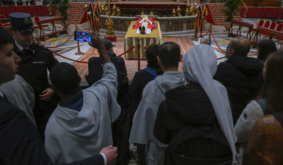 Les fidèles affluent pour saluer le corps  de Benoît XVI