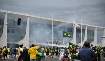 Les lieux de pouvoir brésiliens envahis par des bolsonaristes