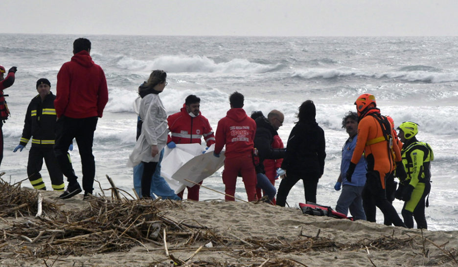 une soixantaine de migrants morts après un naufrage