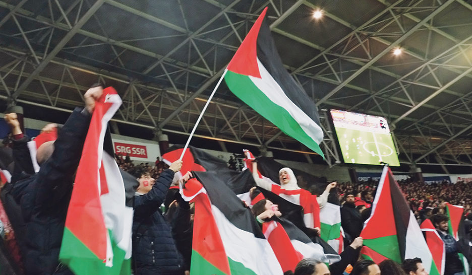 Drapeaux palestiniens brandis au Stade de Genève