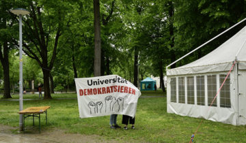 Des activistes du climat occupent la Petersplatz à Bâle