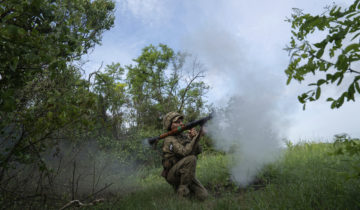 L'Ukraine mène des "combats acharnés" contre les Russes dans l'est