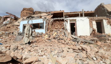 Les secouristes s’activent dans les villages dévastés