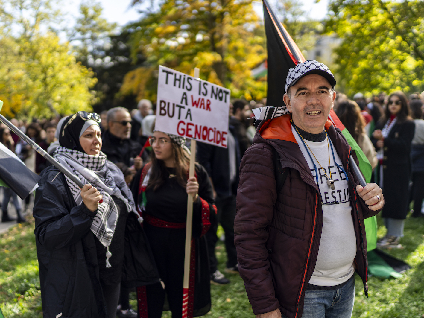 Dans la rue, solidaires peuple à peuple