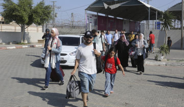 Des étrangers et binationaux franchissent le terminal de Rafah