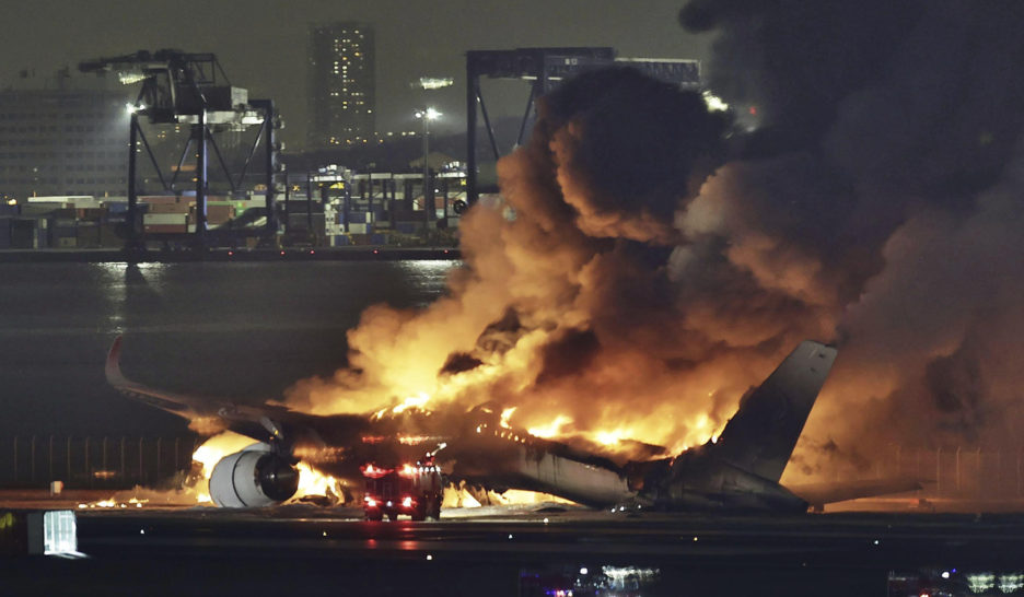 La collision de deux avions à Tokyo-Haneda fait cinq morts