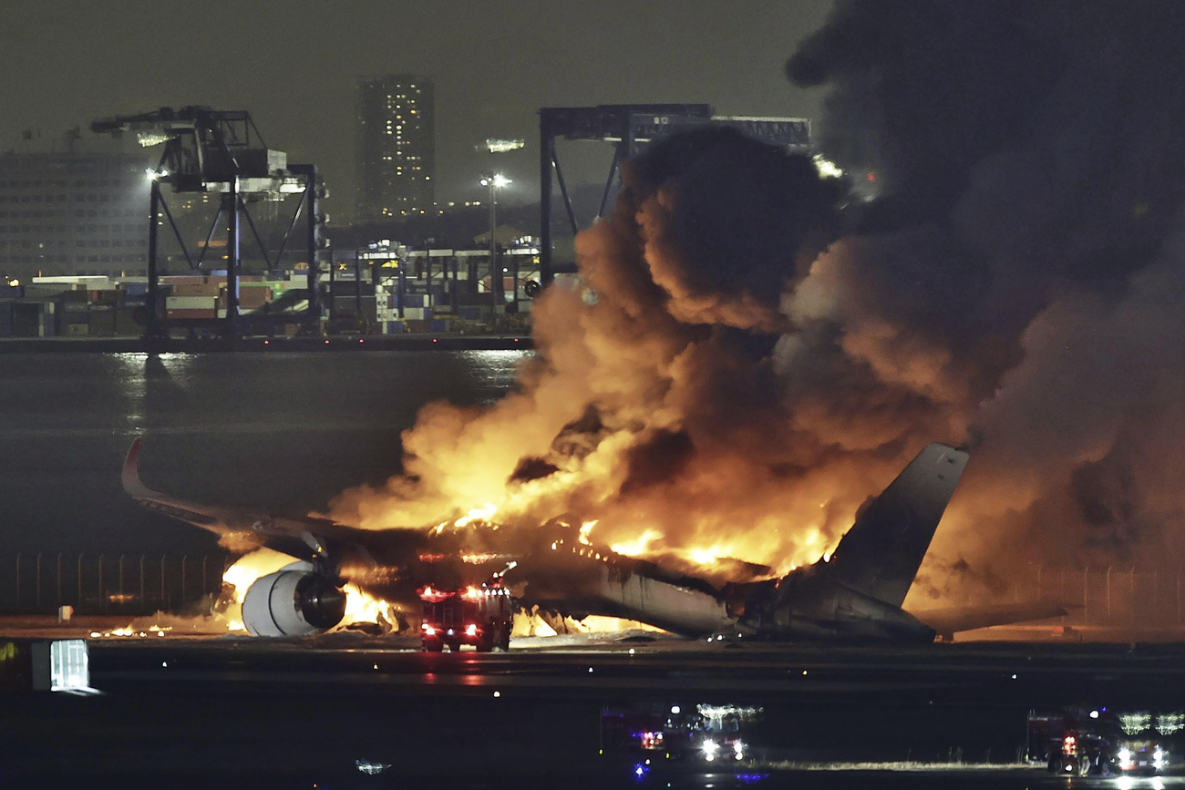 La collision de deux avions à Tokyo-Haneda fait cinq morts