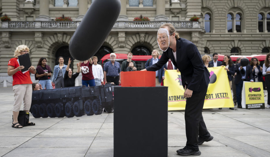 Les armes nucléaires devant le peuple?