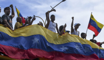 Venezuela, l’opposition conteste toujours avec force