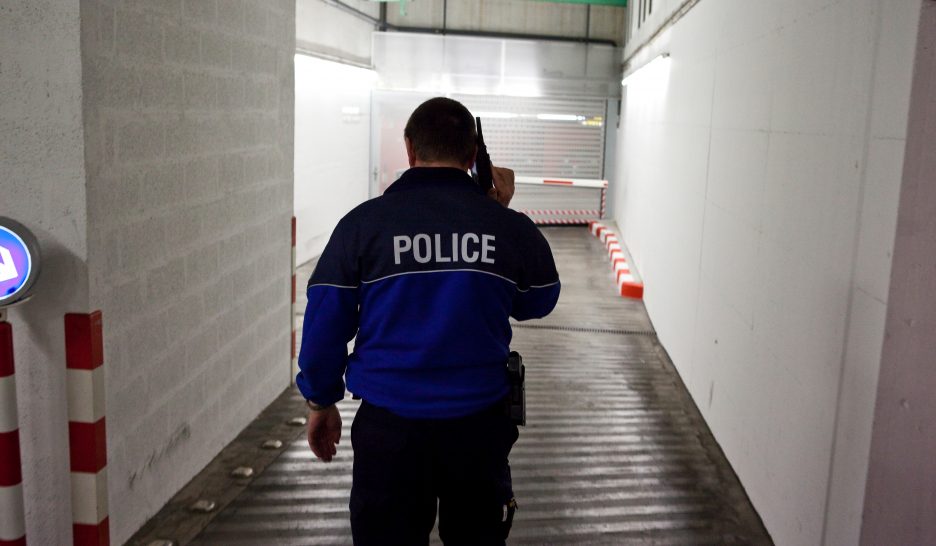 Une arrestation violente interpelle