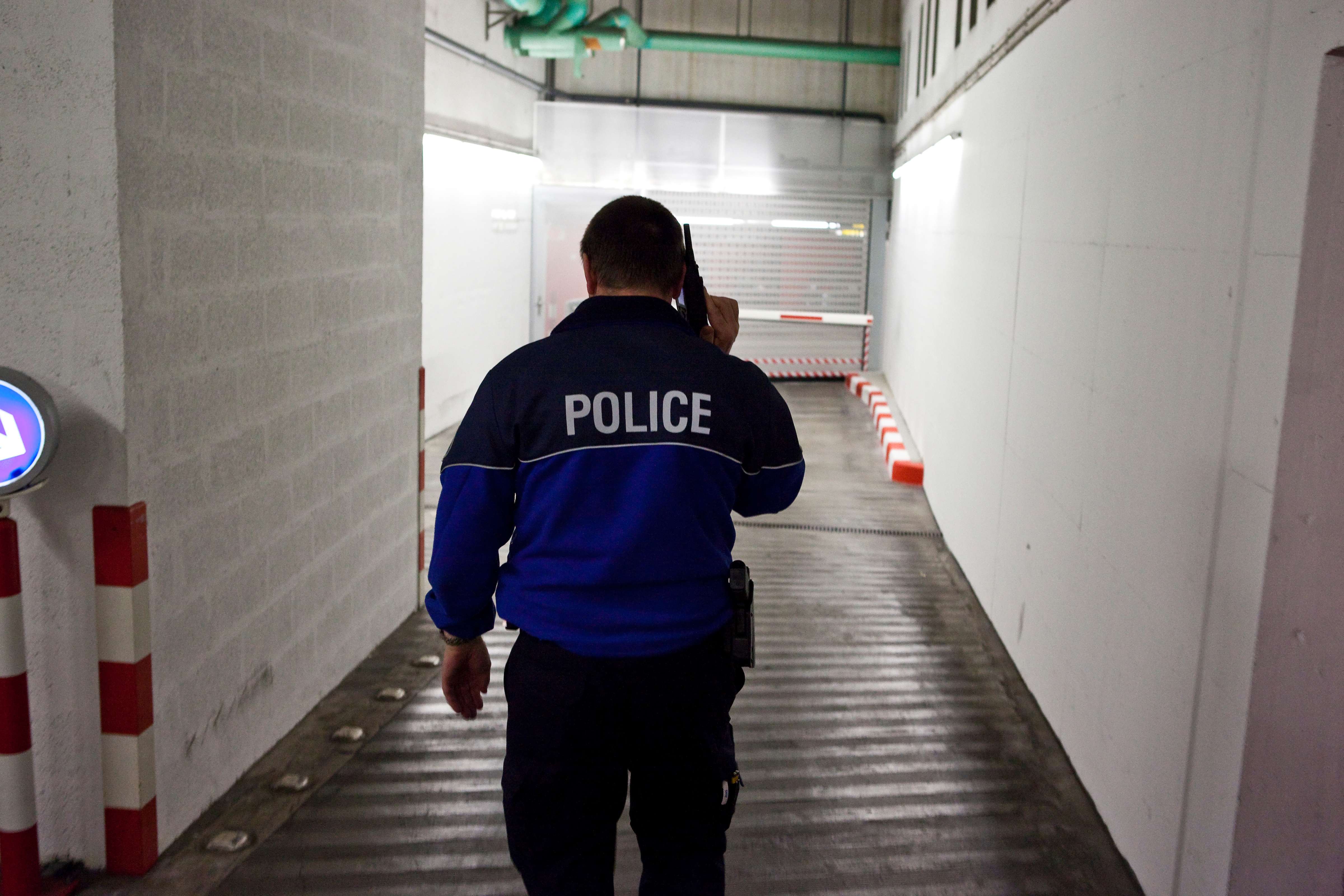 Une arrestation violente interpelle