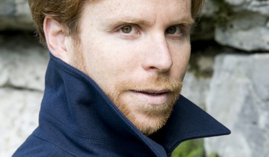 Une griffe dans un gant de velours