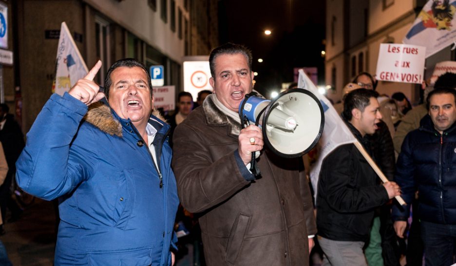 Deux manifestations rivales vers le préau de Pâquis-Centre