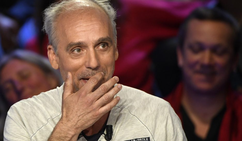 Poutou relaxé après être monté sur un capot au salon de l'auto