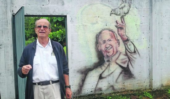 Un prêtre genevois reçoit le pape