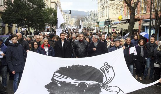 Visite à hauts risques pour Macron