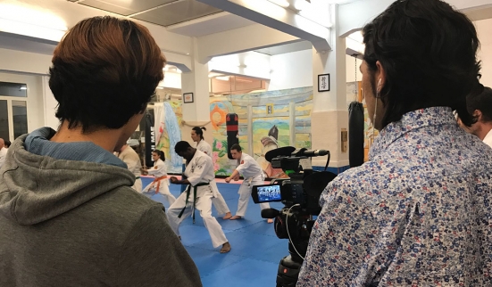 Des réfugiés derrière la caméra